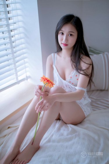 美女露胸